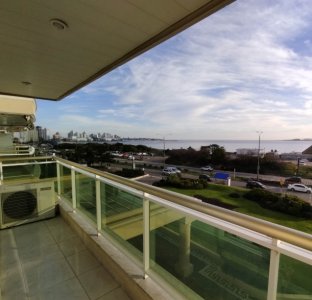 Vende apartamento con vista al mar de 3 dormitorios en Mansa.