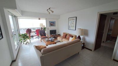 Apartamento en venta 2 dormitorios en Punta del Este sobre Av. Roosevelt