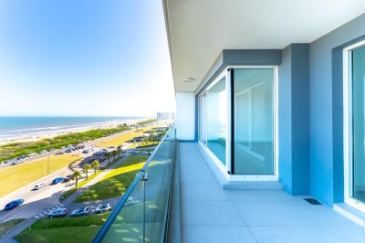 Se vende apartamento con vista inigualable al mar, de 3 dormitorios en Brava, Punta del Este.
