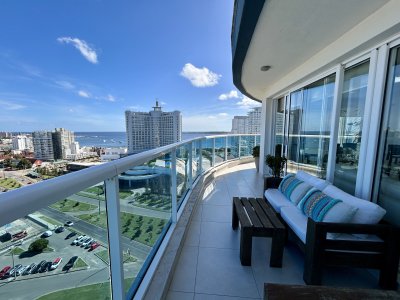 Apartamento de 3 dormitorios en venta en Mansa, Punta del Este.