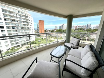 Vende Apartamento en Brava - Punta del Este de 3 dormitorios.