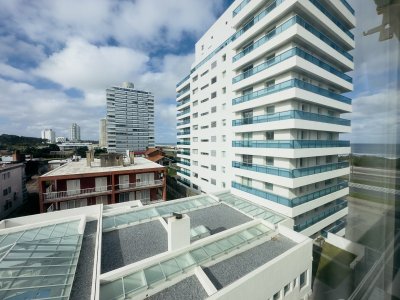 Vende apartamento de 2 dormitorios con excelente vista en Punta del Este, Brava