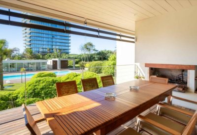 Vende apartamento de 3 dormitorios en Brava Punta del Este, Frente al mar.
