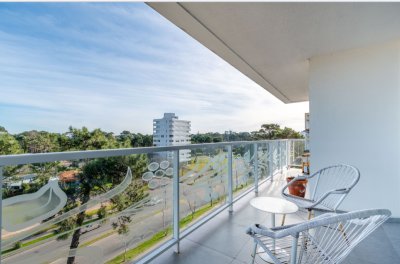 Vende apartamento con vista al mar de 2 dormitorios en Roosevelt, Punta del Este.