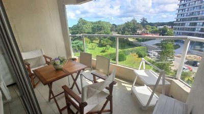 En venta impecable apartamento de 2 dormitorios en Roosevelt, Punta del Este.