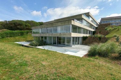 Vende apartamento con vista al mar en Punta Ballena de 3 dormitorios.