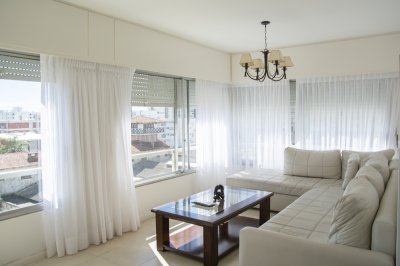 Vende y alquila apartamento de 2 dormitorios en Peninsula, Punta del Este 
