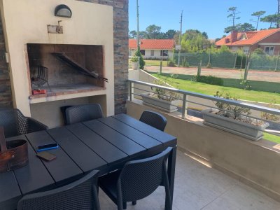 Vende apartamento con parrillero, de 3 dormitorios en playa Mansa Punta del Este