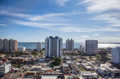 Piso alto con vista panoramica, 1 dormitorio y medio en venta. Punta del Este