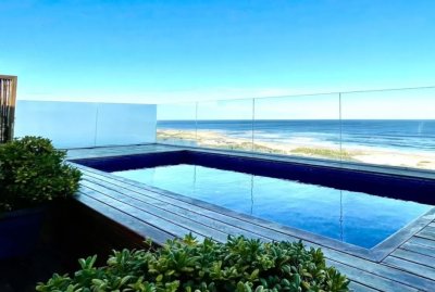 Exclusivo Penthouse con piscina privada en venta, frente a Playa Brava. Punta del Este