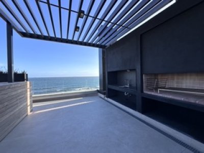En venta apartamento de 3 dormitorios más servicio en la Barra, Punta del Este.