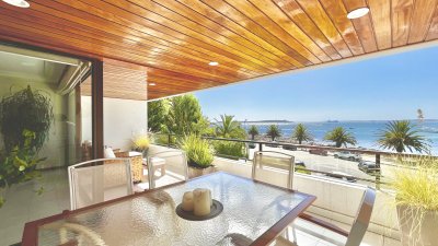 Vende Apartamento en Puerto- Punta del Este de 3 dormitorios.