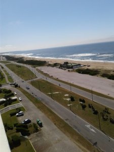Departamento frente al mar de 3 dormitorios en venta. Punta del Este