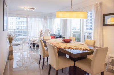 En venta apartamento de 2 dormitorios, en Brava Punta del Este a pasos del mar.