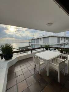 Se vende apartamento en el Puerto- Punta del Este de 3 dormitorios.