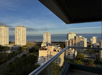 En venta apartamento de  3 dormitorios en Playa Brava, con hermosa vista.