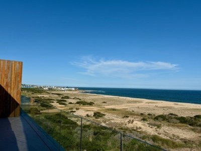 En venta apartamento en manantiales de 4 dormitorios, con vista al mar.