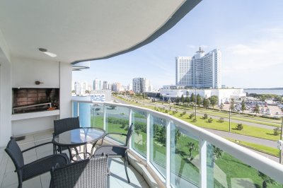 Alquila departamento de 2 dormitorios en Punta del Este