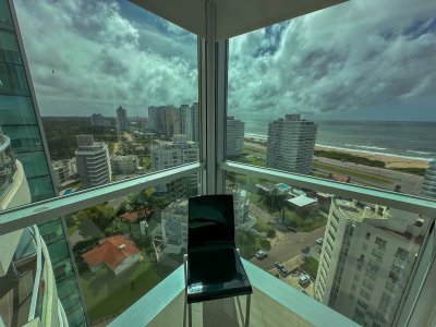 Vende apartamento de 3 dormitorios, con hermosa vista en Brava, Punta del Este.