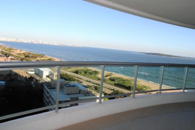 Departamento en prestigiosa torre de Punta del Este
