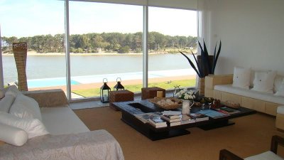 Vende apartamento de 4 dormitorios en suite, con vista espectacular en la Barra, Punta del Este.