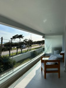Vende apartamento de 2 dormitorios en Mansa, Punta del Este con vista.