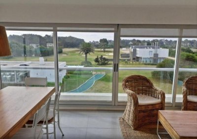 Vende apartamento de 2 dormitorios en Punta del Este, Brava.