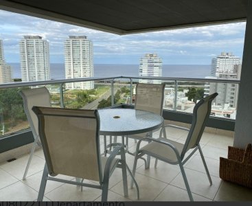 Vende en Playa Brava, Apartamento de 3 dormitorios, con vista al mar