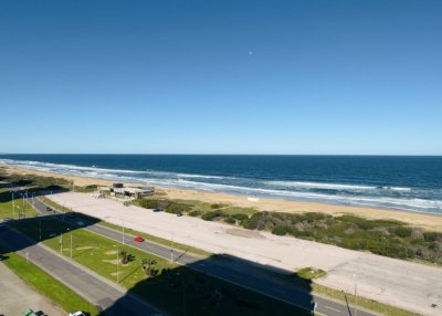Vende apartamento de 3 dormitorios en Brava, Punta del Este con vista al mar.