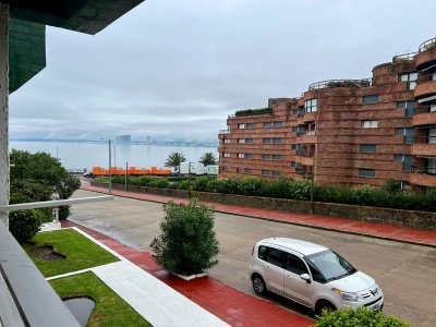 En venta impecable apartamento de 2 dormitorios, con vista parcial al mar en Peninsula Punta del Este.