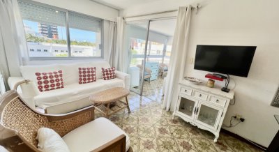 Vende apartamento en Peninsula de 2 dormitorios.