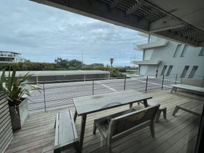 Vende apartamento en Manantiales de 2 dormitorios. 