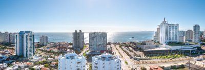 Venta Apartamento 2 dormitorios en Playa Mansa, Punta del Este en edificio de categoría 