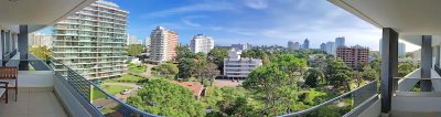 Vende apartamento en Brava, Punta del Este de 3 dormitorios con vista al mar.