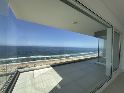 Vende apartamento de 4 dormitorios en Punta del Este.