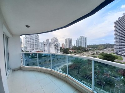 Vende apartamento de 2 dormitorios en Punta del Este 