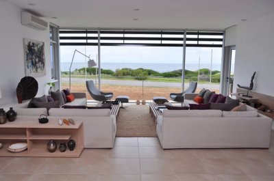 Departamento de 3 suites + dependencia en venta, frente al mar. Punta del Este
