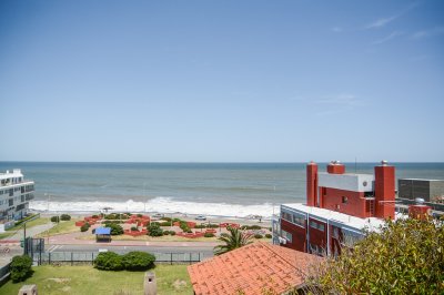 Departamento de 3 dormitorios con terraza  con parrillero en venta, Peninsula, Punta del Este