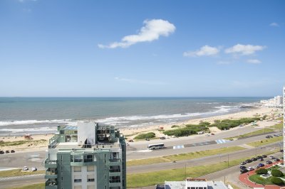 Torre moderna a pasos del mar, dpto de 2 dormitorios, piso alto. 