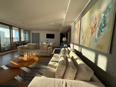 Vende apartamento con vista al mar de 2 dormitorios en Mansa, Punta del Este.