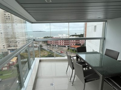 Departamento en venta en torre moderna, a pasos del mar.