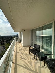 Se vende apartamento en Edificio Yoo, piso alto  de 2 dormitorios en Punta del Este