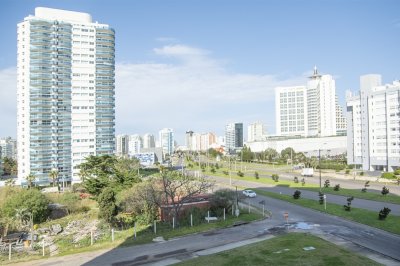 Departamento de 2 dormitorios en venta en torre moderna a metros de Playa Mansa.