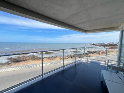 En venta apartamento de 2 dormitorios en suite en Peninsula Punta del Este