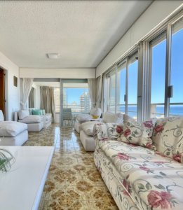 Vende Apartamento de 2 dormitorios en Punta del Este.