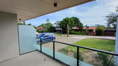 Vende apartamento de 2 dormitorios con patio en Mansa, Punta del Este.