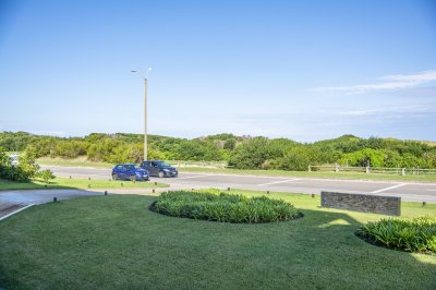 Venta apartamento de 3 dormitorios en Playa Brava Punta del Este.