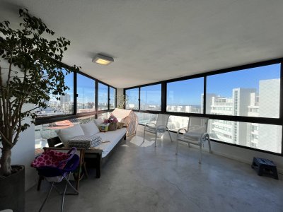 Vende apartamento con vista al mar de 4 dormitorios en Peninsula, Punta del Este.