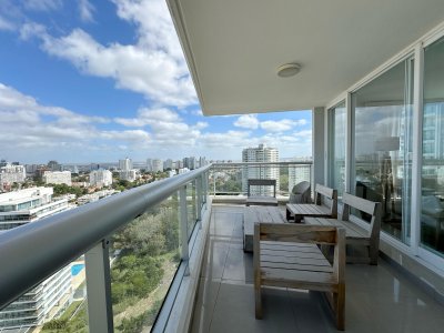 En venta apartamento con vista al mar en Punta del Este, de 2 dormitorios.