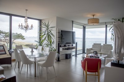 Vende apartamento equipado de 3 dormitorios frente al mar , Punta del Este 